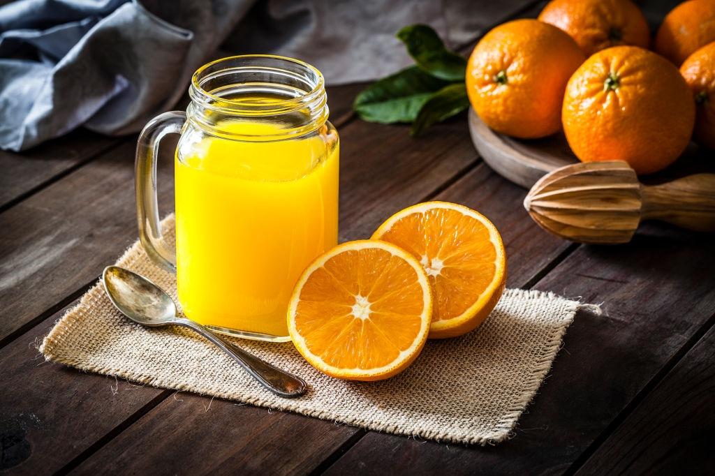Nước cam vắt cung cấp nhiều Vitamin C