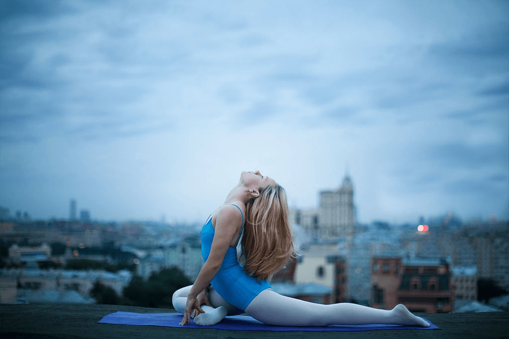 Vinyasa Yoga là sự kết hợp một chuỗi các động tác Yoga nhẹ nhàng và hít thở đều