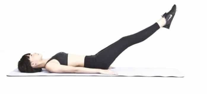Tập Yoga tại nhà với tư thế nâng chân