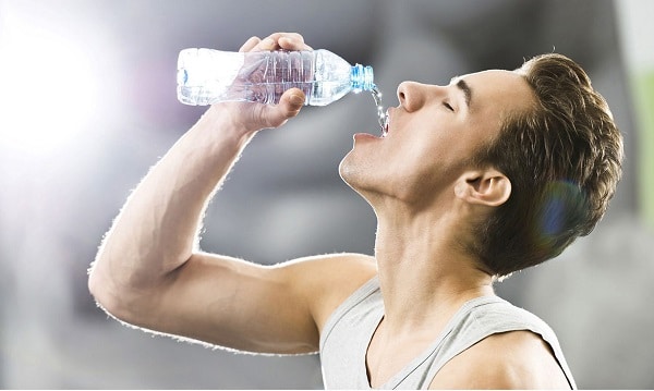 Bạn nên uống nước một cách điều độ và chậm rãi, việc uống cả nửa chai chỉ làm bạn tập luyện khó nhọc.