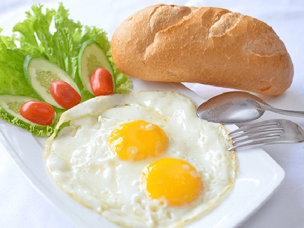 Một lát bánh mì trứng sẽ cung cấp đầy đủ carbohydrate cho cơ thể.