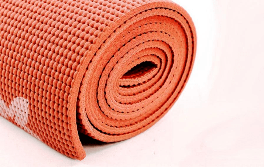 Thảm Yoga từ nhựa PVC có giá cả phải chăng nhưng lại khó bảo quản và giữ sạch