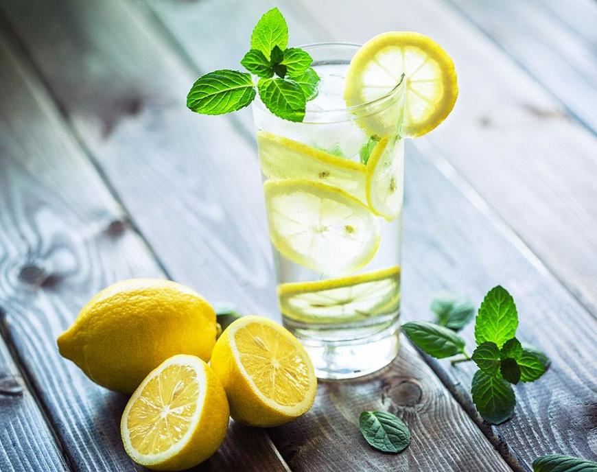 Uống nước chanh có thể giúp bạn đánh tan mỡ bụng hiệu quả