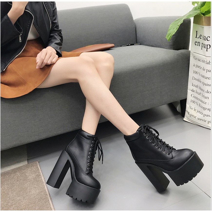 Boot nữ gót vuông có thiết kế tinh tế và trẻ trung hơn nếu có thêm điểm nhấn bằng kim loại trên thân giày 