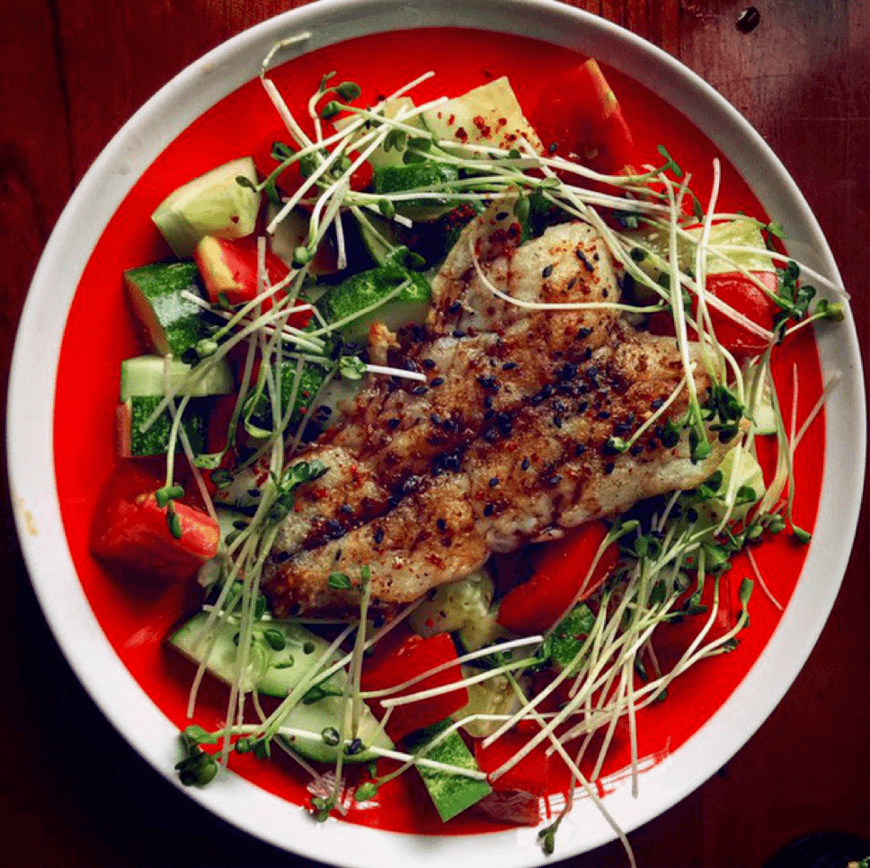 Cá ba sa áp chảo ăn kèm dưa chuột, cà chua và rau mầm