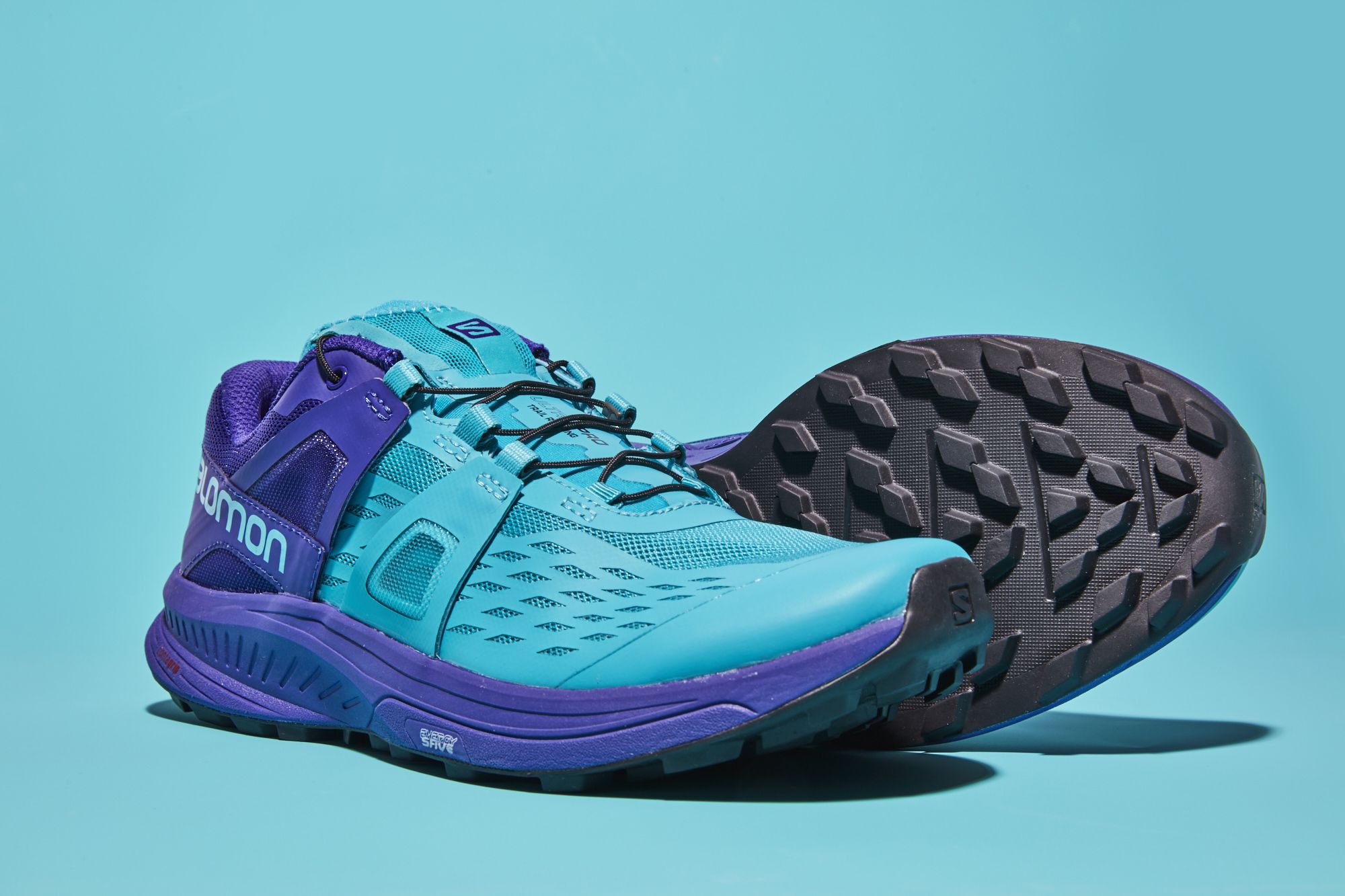 Đế giày thiết kế đặc biệt giúp tăng cường độ bám, chống trơn trượt trong những chuyến leo núi, chinh phục địa hình