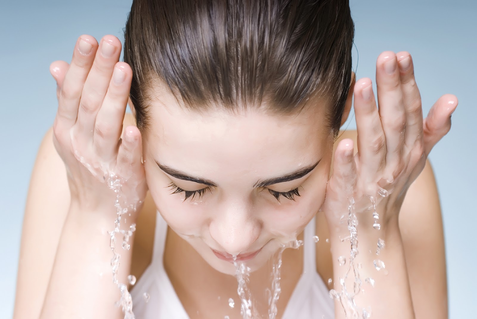 Rửa mặt bằng nước ấm giúp da căng mịn