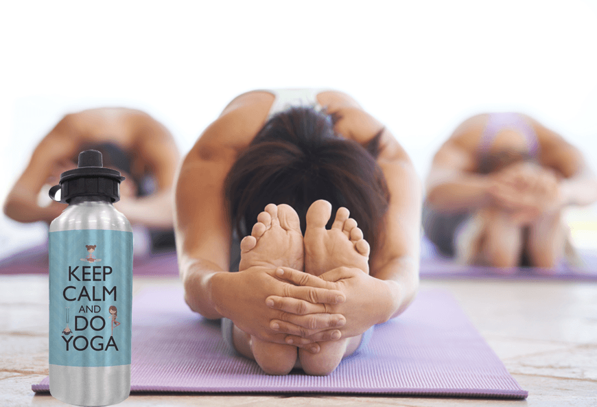 Bình nước là dụng cụ không thể thiếu trong lúc tập yoga